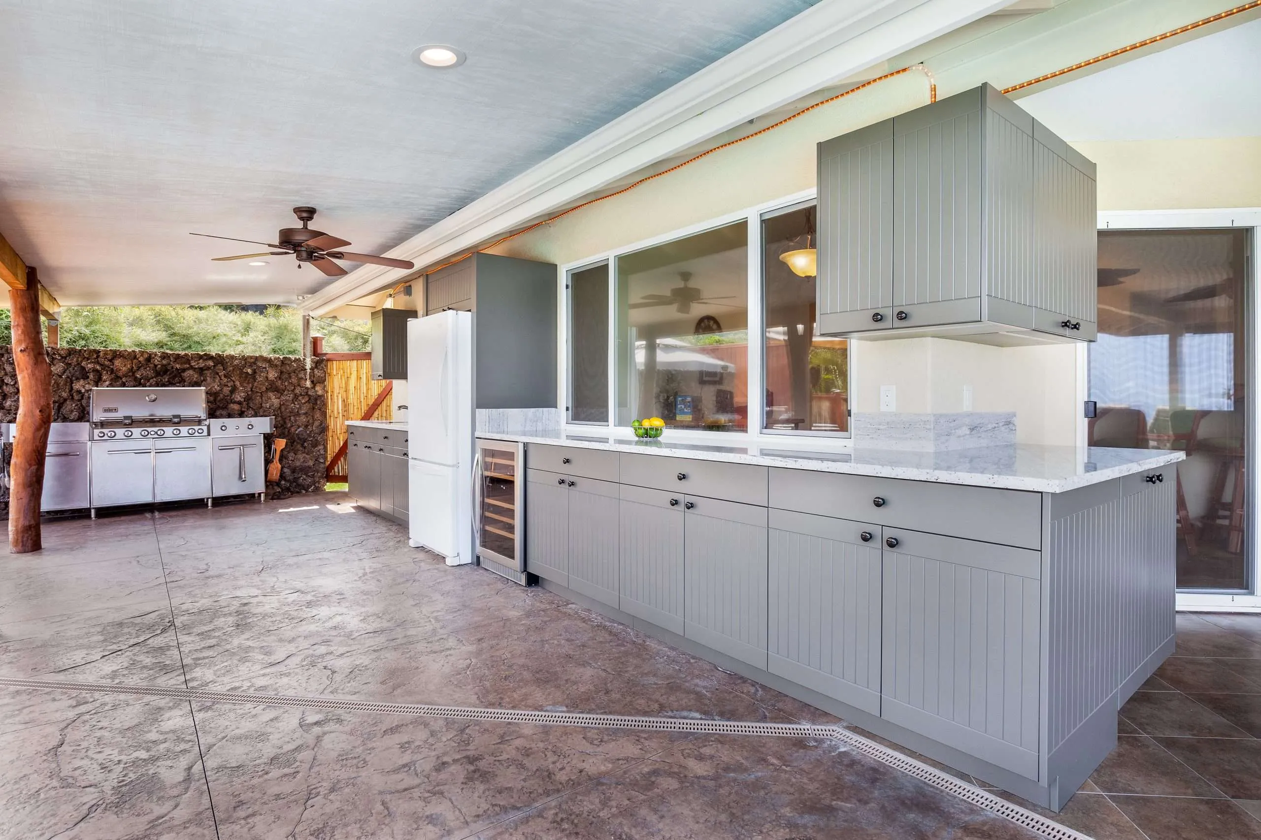 outdoor kitchen cabinets and appliances